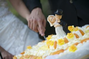 Krájení svatebního dortu