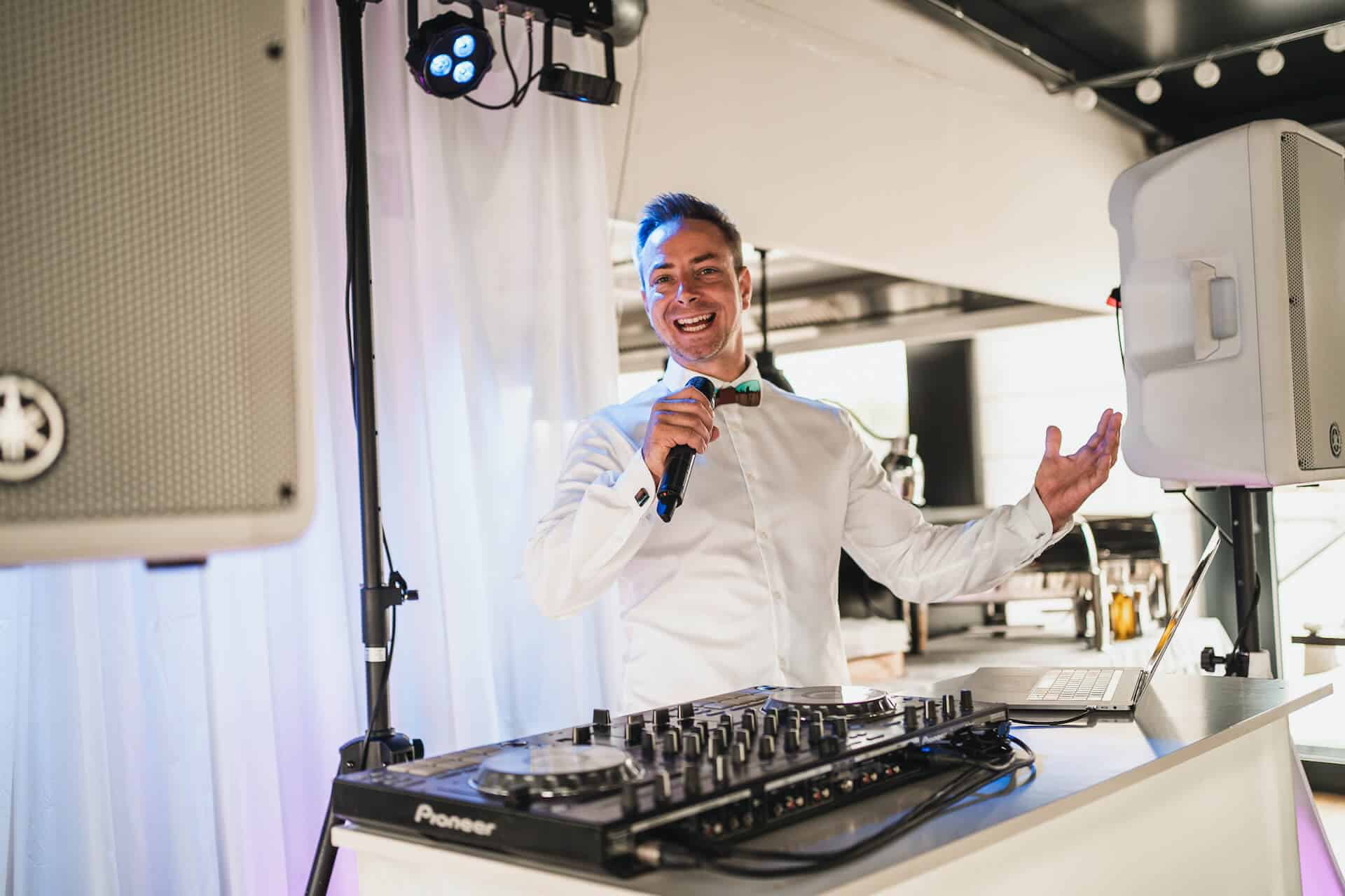 DJ na svatbu, s mixpultem
