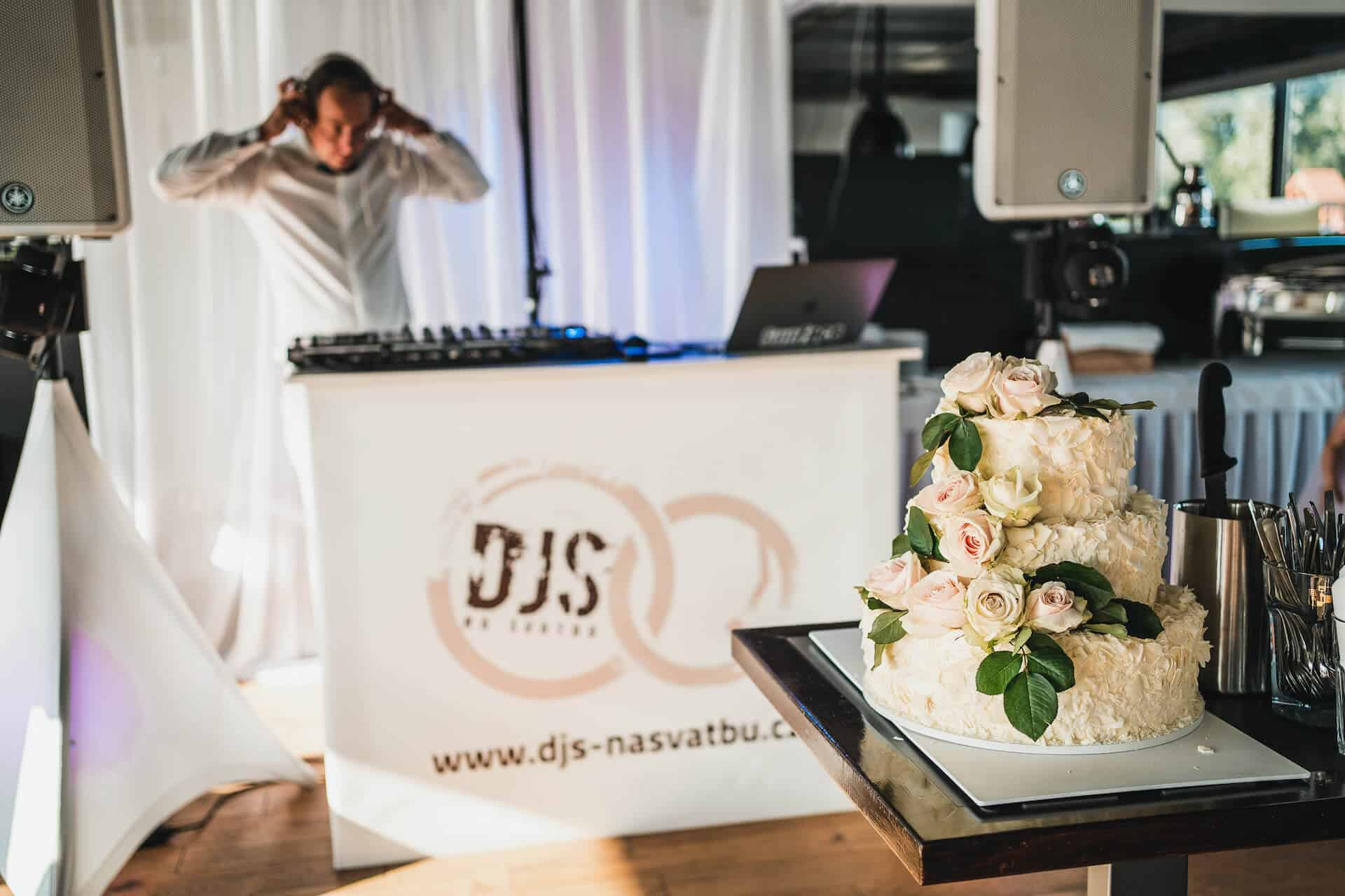 DJ na svatbu, pult s dortem