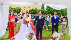 Svatební koordinátorka před oltářem