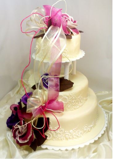 Svatební dort patrový s květinami