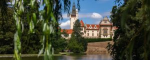 Zámek Průhonice - pohled z parku - úvodní foto