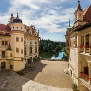 Zámek Průhonice - výhled do parku z Malého nádvoří