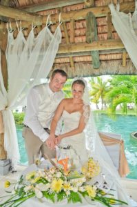 Deluxea novomanželé krájí dort