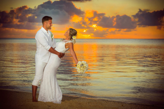 Deluxea novomanželé na pláži