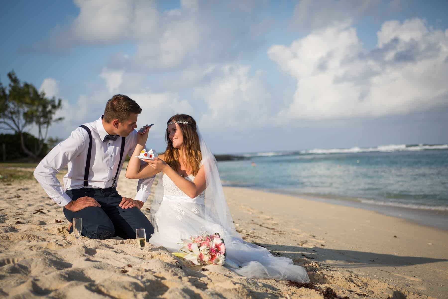 Novomanželé s dortem na pláži na Mauríciu