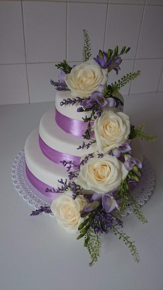 Svatební dort s živými květinami - Růžová cukrárna