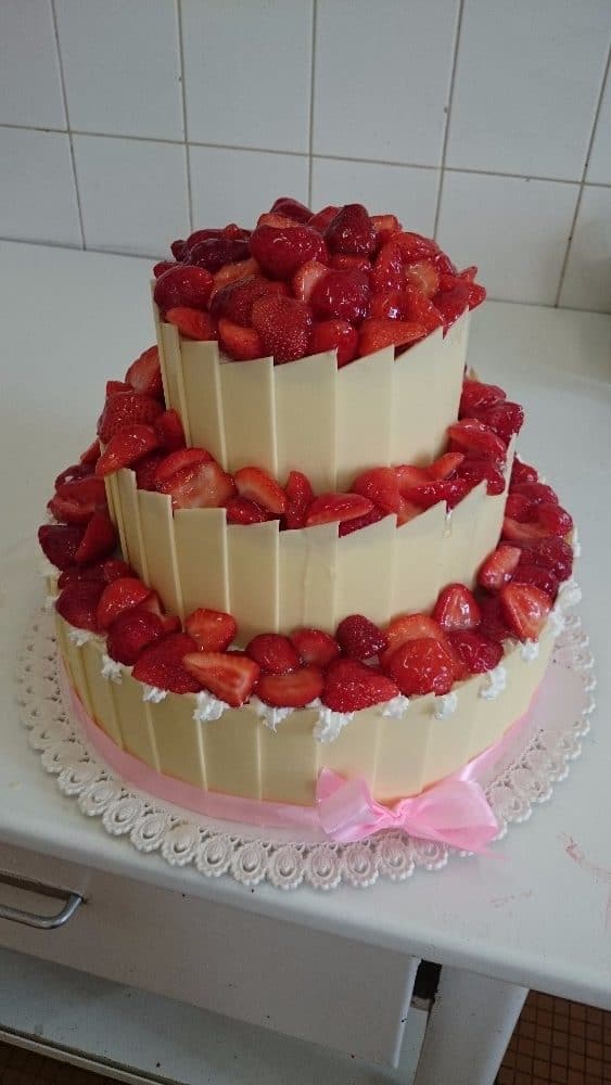 Svatební dort s jahodami - Růžová cukrárna