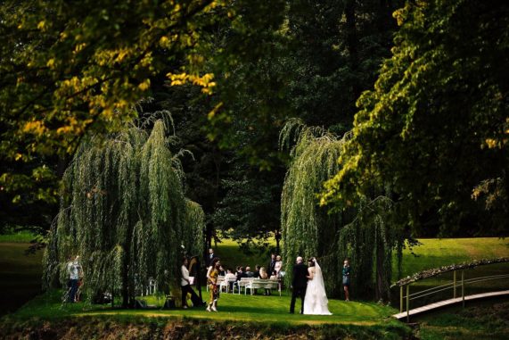 Svatební obřad v parku Zámek Hostačov