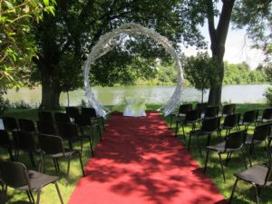 Svatební obřad v areálu Šeberák u rybníka