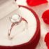 Zásnubní prsten s diamantem v červeném srdíčku úvodní foto
