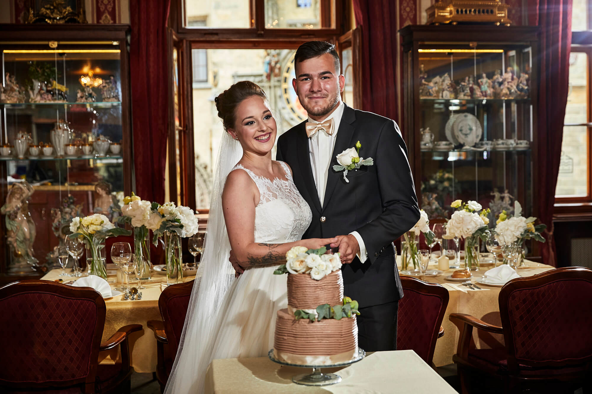 Kavárna Café Mozart, novomanželé se svatebním dortem
