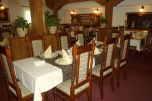 golemuv_restaurant_11_prizemi-nove_Prostirani-GOLD