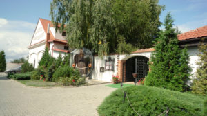Golemův restaurant - vchod do restaurantu z parkoviště