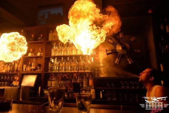 Aloha Bar ohně na baru