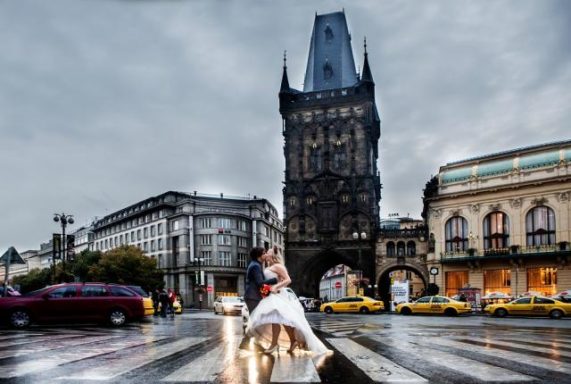 Foto Petr Pelucha snoubenci před prašnou bránou