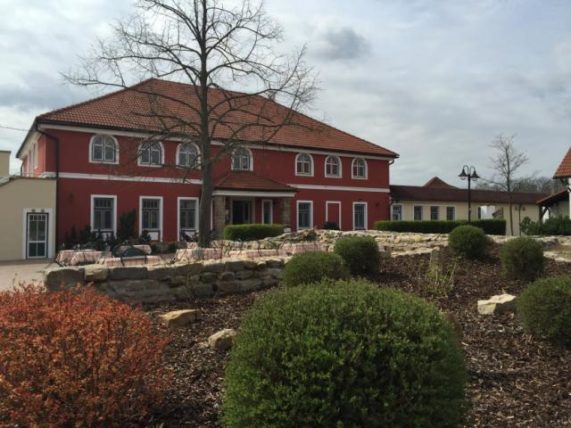 Hotel Nová amerika pohled přes zahradu