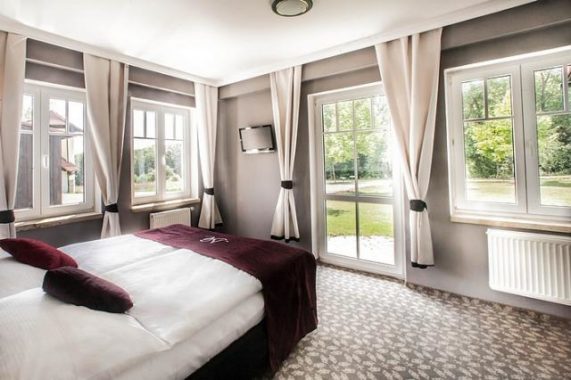 Hotel Nová amerika pokoj se záclonami