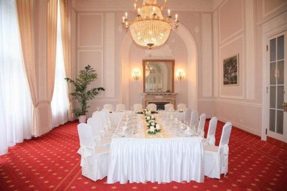 Luxusní neorenesanční Hotel Imperial tabule