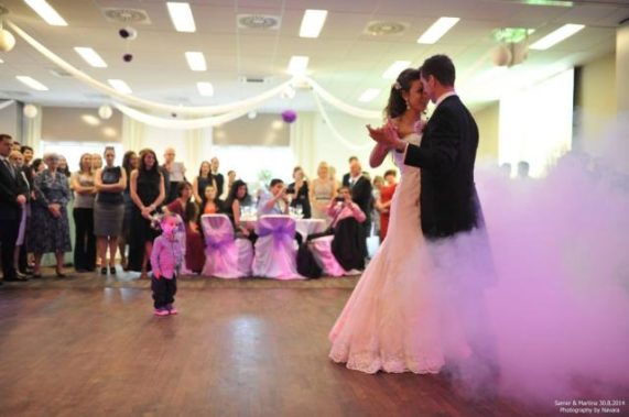 Mobilniparty.cz David Hasman novomanželé tančí v růžovém dýmu