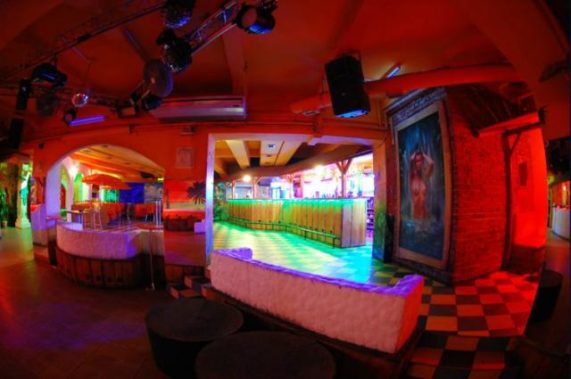 Muzic club Caribic barevně nasvicený celkový pohled