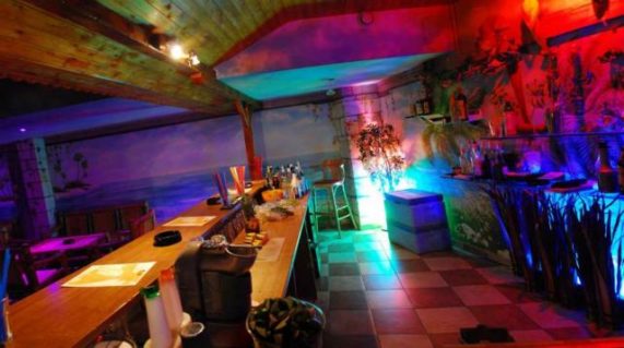 Muzic club Caribic barevně nasvicený prázdný bar