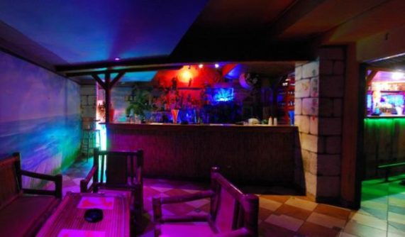 Muzic club Caribic barevně nasvícený zepředu