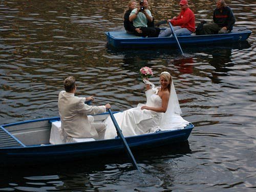 Novomanželé na loďce