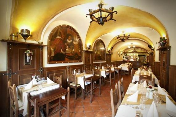 Residence U Černého Orla restaurační část s klenutým stropem