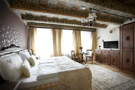 Residence U Černého Orla zámecká ložnice s malovaným stropem