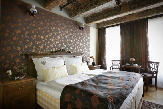 Residence U Černého Orla zámecká ložnice s malovaným stropem