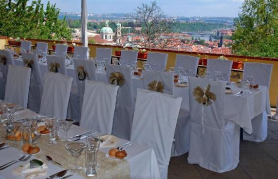 Restaurant Petřínské terasy svatební tabule s výhledem na Prahu