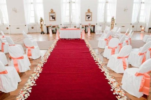 Svatba IN svatební sál s červeným kobercem