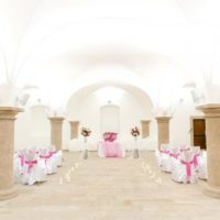 Svatba IN svatební sál bílá s růžovou