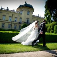 Svatby podle vás Novomanželé v zámeckém parku