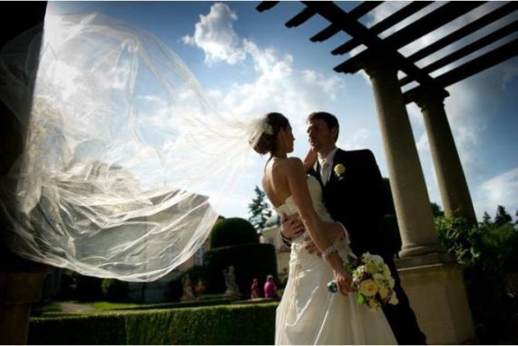 Svatby podle vás novomanželé pod pergolou