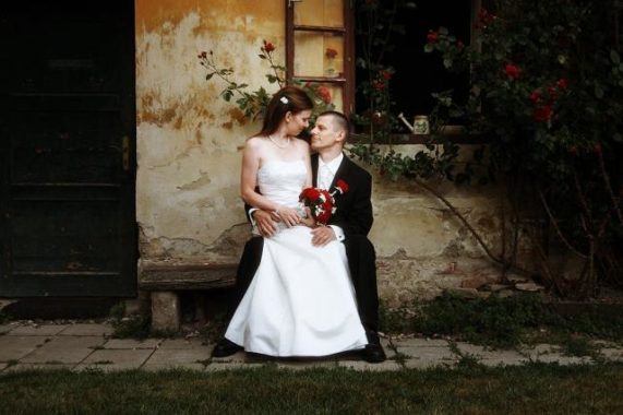 Svatební agentura Ivana snoubenci před chaloupkou