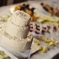 Svatební agentura salon Noblesa bilý dort s perličkami
