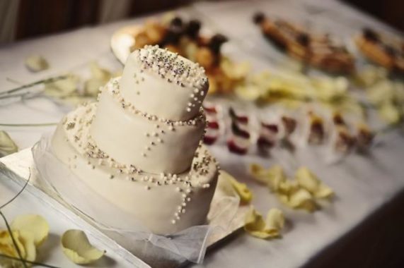 Svatební agentura salon Noblesa bilý dort s perličkami