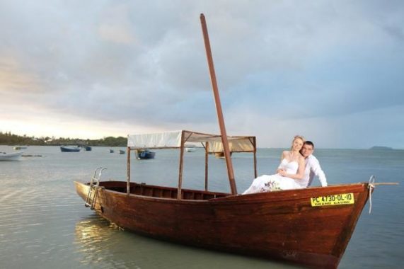 Svatební cesta Modrý Mauricius snoubenci na bárce