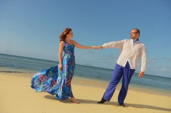 Svatební cesta Modrý Mauricius snoubenci na pláži modré šaty
