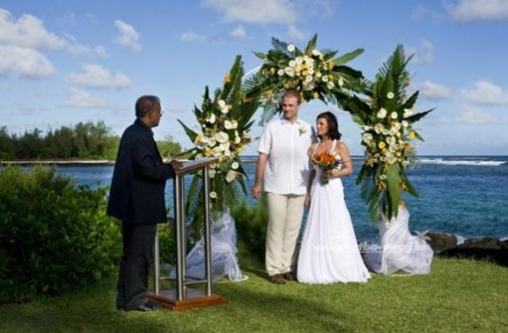 Svatební cesta Modrý Mauricius snoubenci pod slavobránou