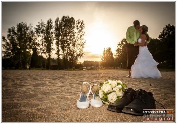 Svatební foto Jan Sommer soubenci při polibku v západu slunce
