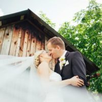 Svatební foto Martin Holík polibek před chalupou