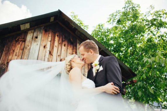 Svatební foto Martin Holík polibek před chalupou