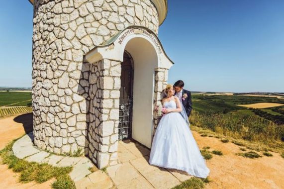 Svatební foto Martin Holík snoubenci u kapličky