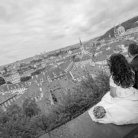 Svatební foto Wedding Dream snoubenci s výhledem na prahu