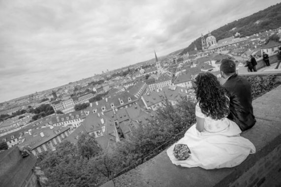 Svatební foto Wedding Dream snoubenci s výhledem na prahu