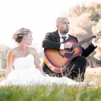 Svatební foto Wedding Dream ženich hraje nevěstě na kytaru
