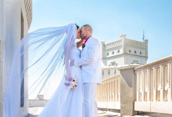 Svatební fotograf Pavel Zahálka polibek před bílou věží